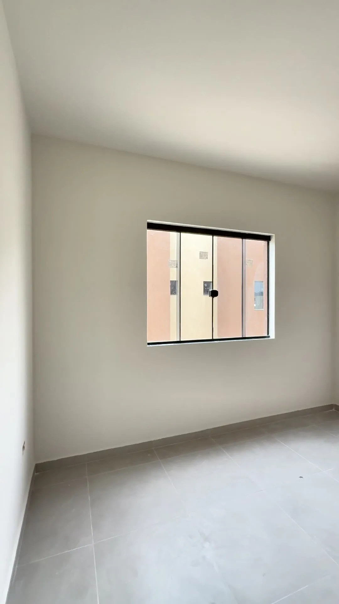 Quarto com janela ampla